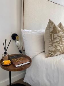 Postel nebo postele na pokoji v ubytování Winelands Mountain View Oasis