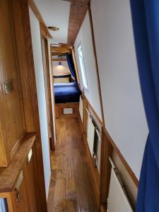 una vista aérea de un pasillo en una caravana en Cosy Canal Boat in Little Venice for Family & Friends, en Londres