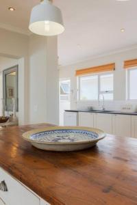 O bucătărie sau chicinetă la La Petite Baleine Oceanfront Villa