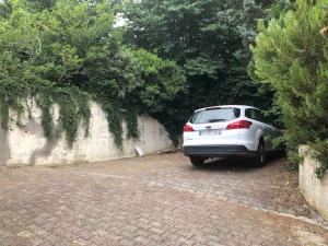 AussonneLogement entier entrée autonome ch,sdd,cs privatives的停在墙上的白色汽车