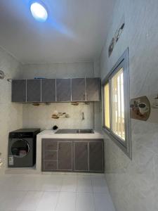 Una pequeña cocina con fregadero y ventana. en Racky, en Derklé 2 fotos más