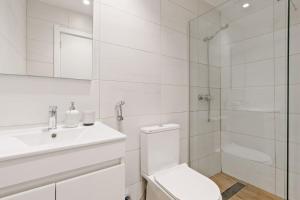 Et badeværelse på Lovely studio fully equipped near subway N6 + 22 billeder