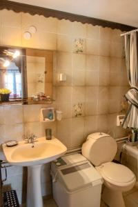 A bathroom at Archontiko Merylins Pinakates Pelion Még 21 kép