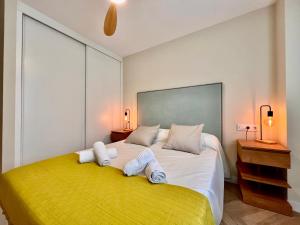 Ένα ή περισσότερα κρεβάτια σε δωμάτιο στο Apartamento Suite Miramar Playa de Usil
