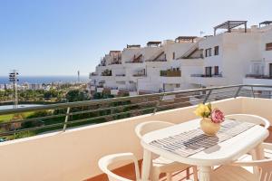 een tafel en stoelen op een balkon met uitzicht bij Apartamento Balcon De Nerja I in Nerja