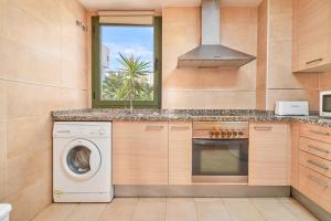een keuken met een wasmachine en een raam bij Apartamento Balcon De Nerja I in Nerja