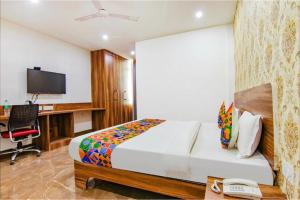 Postel nebo postele na pokoji v ubytování Divine Residency by JMD Group Near Yashobhoomi & Delhi IGI Airport