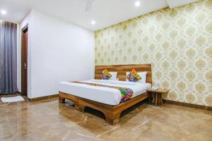Postel nebo postele na pokoji v ubytování Divine Residency by JMD Group Near Yashobhoomi & Delhi IGI Airport