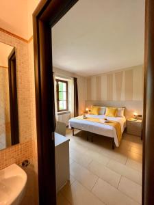 加维Casale Milleseicento的一间带床的卧室和一间带水槽的浴室