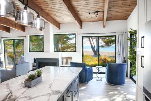 cocina con encimera grande y sillas azules en 5768 Moonstone Bch Dr., en Cambria