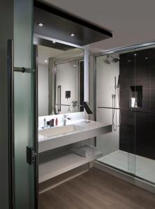 a bathroom with a sink and a mirror at Miami Marriott Dadeland in Miami