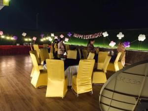 Posezení v ubytování Divine Residency by JMD Group Near Yashobhoomi & Delhi IGI Airport