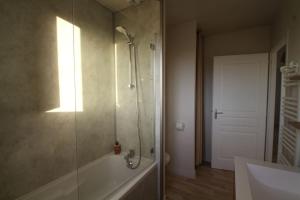 ein Badezimmer mit Dusche, Badewanne und Waschbecken in der Unterkunft Charmante maison avec piscine in Puilboreau