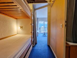 Pokój z łóżkiem i drzwiami na balkon w obiekcie Studio lumineux près des pistes avec balcon, 4 pers - FR-1-425-163 w mieście Flaine