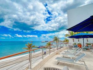 un balcone con sedie e vista sull'oceano di Casa Mexicana Cozumel a Cozumel