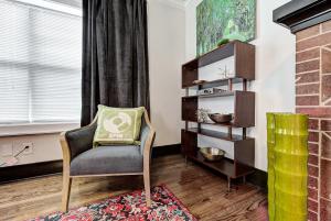 Ruang duduk di Howes Capitol II-Sleek & spacious-walk to OU Med