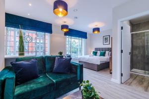 Postel nebo postele na pokoji v ubytování Elysée Suites - Spacious Studio in Southport