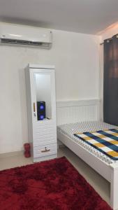 Un dormitorio pequeño con una cama y un espejo. en Naimz short stay Apartment, en Abu Dabi