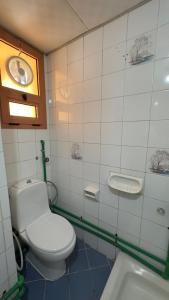 un baño con inodoro y lavabo en Naimz short stay Apartment, en Abu Dabi 8 fotos más