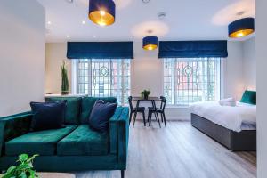 Postel nebo postele na pokoji v ubytování Elysée Suites - Spacious Studio in Southport