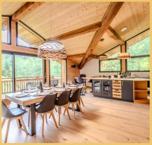 Un comedor con una mesa larga y sillas. en Le Grand Condor I Duplex I Morzine, en Morzine
