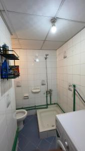 un baño con inodoro y lavabo en Naimz short stay Apartment, en Abu Dabi