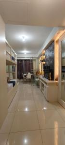 une grande chambre avec une cuisine et un salon dans l'établissement The Cozy Rosy - SMDC Winds Staycation, à Tagaytay