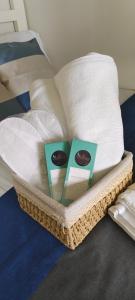 un panier avec des serviettes et des livres sur un lit dans l'établissement The Cozy Rosy - SMDC Winds Staycation, à Tagaytay 14 autres photos