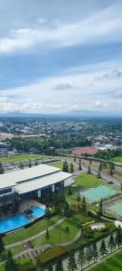 - une vue sur un grand bâtiment avec 2 piscines dans l'établissement The Cozy Rosy - SMDC Winds Staycation, à Tagaytay
