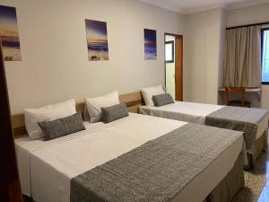 a hotel room with two beds in a room at Suite Privativa ao lado do Aeroporto de Congonhas212 in Sao Paulo
