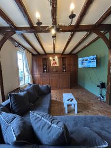 un soggiorno con un divano e un tavolo di Appartement 6 Chambres Coeur de Ville a Soissons