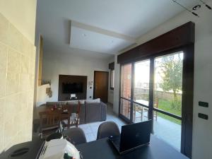 un soggiorno con un computer portatile su un tavolo di Residenza Europa a Budrio