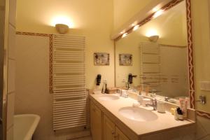 une salle de bain avec deux lavabos et une douche dans l'établissement Villa Cottage Reine, RC Jardin, à Cannes 23 autres photos