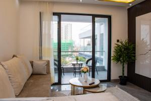 Χώρος καθιστικού στο 2 Bed Apartment with En Suite at Menelik Road