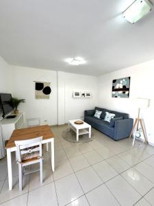 Μια τηλεόραση ή/και κέντρο ψυχαγωγίας στο COSTA AZUL APARTMENTS -1A
