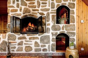 圣阿加瑟莫Chalet Suisse, SPA, Billard, Ski et Montagne的房屋内带壁炉的石墙