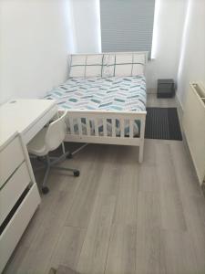 Postel nebo postele na pokoji v ubytování Comfortable Double Bed Located near City Centre, suitable for Contractors Health Care Professionals or long business stays in Coventry or delightful holidays in Coventry or within the West Midlands area Free Wifi Tea and Coffee Provided