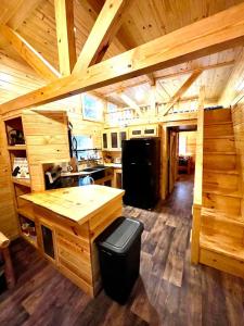 Kuchyň nebo kuchyňský kout v ubytování Bear Cub Cabin is a cozy 1 bedroom and loft oasis