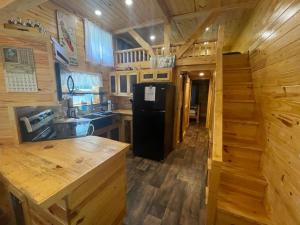 Kuchyň nebo kuchyňský kout v ubytování Bear Cub Cabin is a cozy 1 bedroom and loft oasis + 12 fotografií