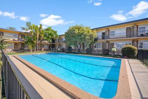 una piscina frente a un edificio en Forster Lodge 10, en Forster