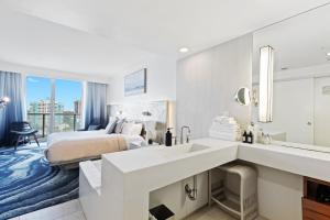 Ένα ή περισσότερα κρεβάτια σε δωμάτιο στο 2 BR Luxury Beach Apartment with Resort Amenities +38 φωτογραφίες