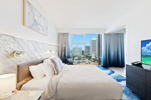 Μια τηλεόραση ή/και κέντρο ψυχαγωγίας στο 2 BR Luxury Beach Apartment with Resort Amenities