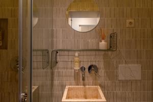 Koupelna v ubytování OLD TOWN Lisbon Historic Studio + 2 fotografie