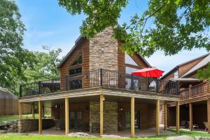 布兰森Worth the Wake的一座带红伞的环绕甲板的房子