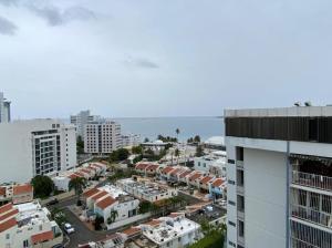 サンファンにあるSt Tropezの建物や海を望む街並み