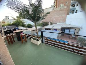 einen Balkon mit einem Pool auf einem Gebäude in der Unterkunft Home Sweet Hospedaje Temporal in Cordoba