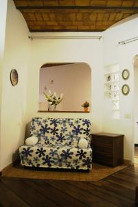 ein Schlafzimmer mit einem blauen und weißen Bett und einer Kommode in der Unterkunft La Piccola Stellina in Rom
