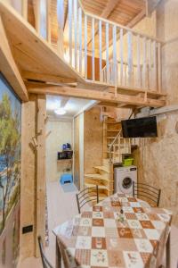 カターニアにあるMini casa a 30 mt dalla spiaggiaのダイニングルーム(テーブル、階段付)