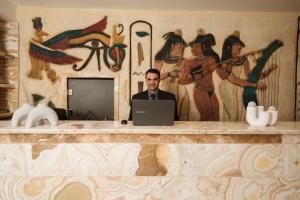 Gallery image of King Pyramids View Hotel in Cairo +21 photos