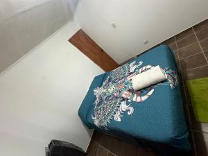 una habitación con una cama azul en una habitación con una cama plegable en Hospedaje al Fondo, en Gobernador Gregores 3 fotos más